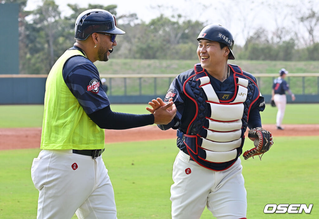 프로야구 롯데 자이언츠가 2일(한국시간) 대만 타이난 아시아-태평양 국제야구센터에 스프링캠프를 차리고 구슬땀을 흘렸다.김태형 감독 등 코치진과 투수 20명, 포수 5명, 내야수 9명, 외야수 7명 등 총 41명의 선수단이 1월 20일까지 1차 캠프에서 체력 강화와 기술 훈련을 치른 뒤 21일부터 3월 5일까지 일본 미야자키로 옮겨 2차 캠프에서 구춘리그에 참가해 실전 감각을 점검한다.롯데 유강남이 레이예스와 수비훈련을 하고 있다. 2026.02.02 / foto0307@osen.co.kr