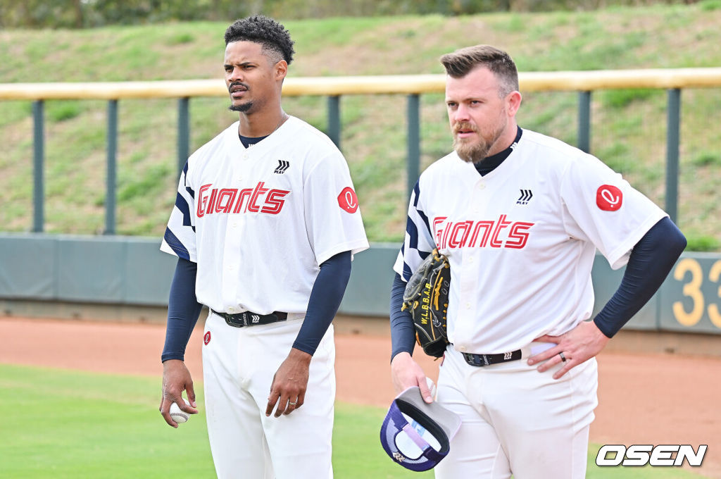 프로야구 롯데 자이언츠가 1일(한국시간) 대만 타이난 아시아-태평양 국제야구센터에 스프링캠프를 차리고 구슬땀을 흘렸다.김태형 감독 등 코치진과 투수 20명, 포수 5명, 내야수 9명, 외야수 7명 등 총 41명의 선수단이 1월 20일까지 1차 캠프에서 체력 강화와 기술 훈련을 치른 뒤 21일부터 3월 5일까지 일본 미야자키로 옮겨 2차 캠프에서 구춘리그에 참가해 실전 감각을 점검한다.롯데 새 외국인 투수 비슬리와 로드리게스가 얘기를 하고 있다. 2026.02.01 / foto0307@osen.co.kr