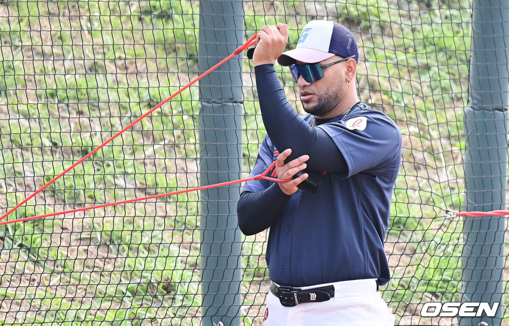 프로야구 롯데 자이언츠가 2일(한국시간) 대만 타이난 아시아-태평양 국제야구센터에 스프링캠프를 차리고 구슬땀을 흘렸다.김태형 감독 등 코치진과 투수 20명, 포수 5명, 내야수 9명, 외야수 7명 등 총 41명의 선수단이 1월 20일까지 1차 캠프에서 체력 강화와 기술 훈련을 치른 뒤 21일부터 3월 5일까지 일본 미야자키로 옮겨 2차 캠프에서 구춘리그에 참가해 실전 감각을 점검한다.롯데 레이예스가 튜빙으로 몸을 풀고 있다. 2026.02.02 / foto0307@osen.co.kr