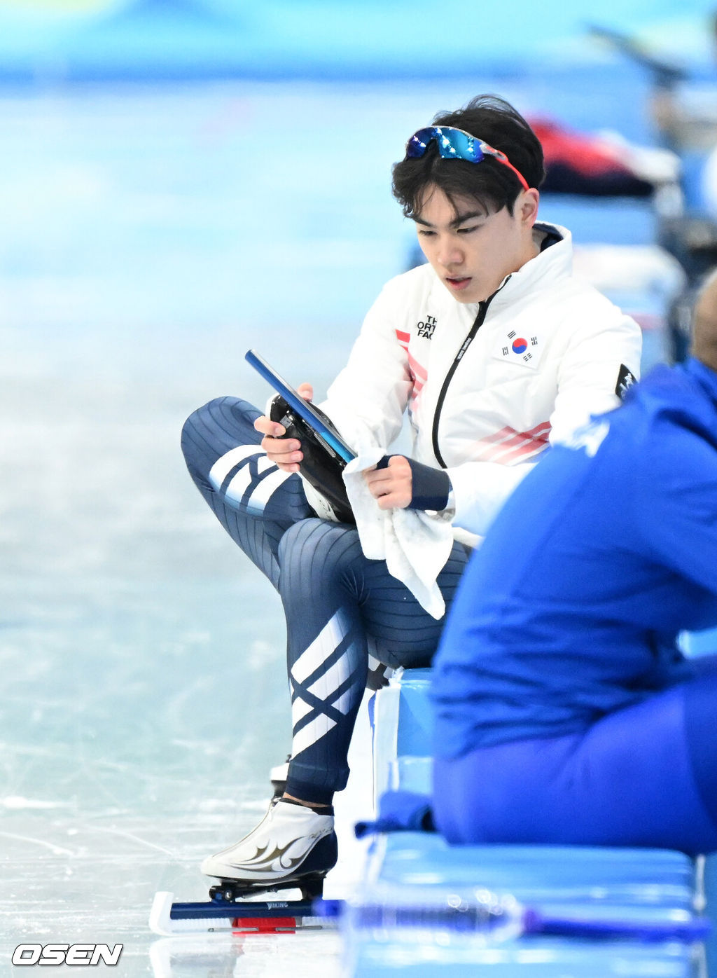 18일 중국 베이징 국립 스피드 스케이팅 경기장에서 2022 베이징 동계올림픽 스피드 스케이팅 남자 1000m 경기가 열렸다.대한민국 김민석이 레이스를 마치고 스케이트를 정비하고 있다. 2022.02.18 /jpnews@osen.co.kr