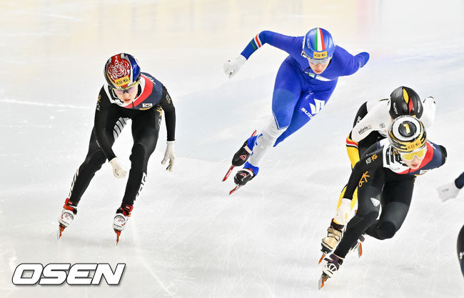 [OSEN=목동, 박준형 기자]  15일 서울 양천구 목동 아이스링크에서 'KB금융-ISU 쇼트트랙 월드투어 서울 대회' 가 진행됐다.2024-25 KB금융 - ISU 쇼트트랙 월드투어 서울 대회는 13일부터 15일까지 서울 목동아이스링크에서 열린다. 2025 하얼빈 동계 아시안 게임을 앞두고 마지막으로 열리는 국제대회인 이번 대회는 최민정·김길리·박지원·장성우 등 선수들이 출전한다여자 500m 준결승 최민정이 레이스를 이탈하고 있다. 2024.12.15 / soul1014@osen.co.kr