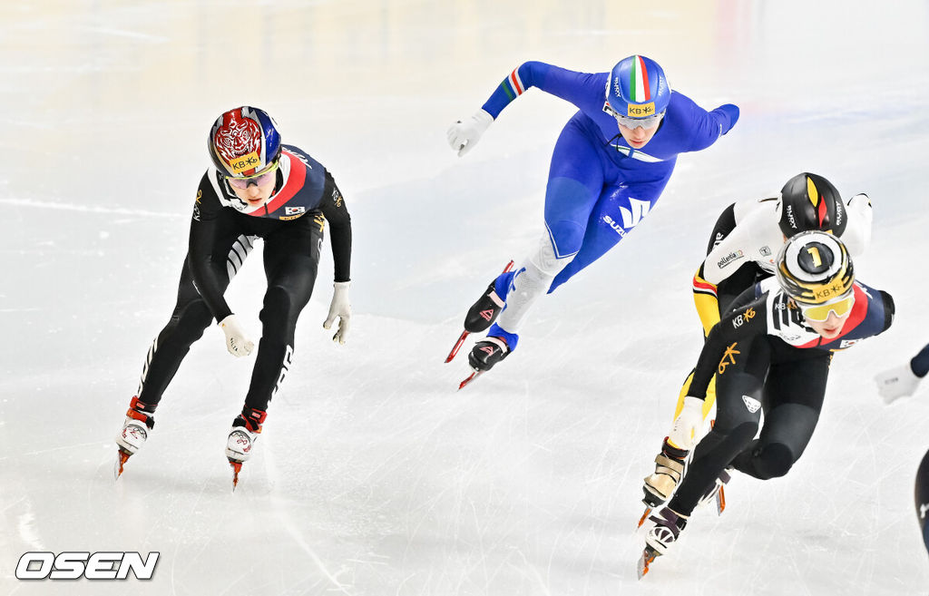 15일 서울 양천구 목동 아이스링크에서 'KB금융-ISU 쇼트트랙 월드투어 서울 대회' 가 진행됐다.2024-25 KB금융 - ISU 쇼트트랙 월드투어 서울 대회는 13일부터 15일까지 서울 목동아이스링크에서 열린다. 2025 하얼빈 동계 아시안 게임을 앞두고 마지막으로 열리는 국제대회인 이번 대회는 최민정·김길리·박지원·장성우 등 선수들이 출전한다여자 500m 준결승 최민정이 레이스를 이탈하고 있다. 2024.12.15 / soul1014@osen.co.kr