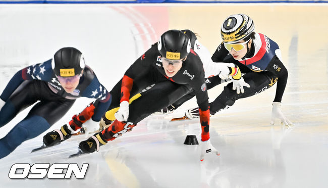 [OSEN=목동, 박준형 기자]  15일 서울 양천구 목동 아이스링크에서 'KB금융-ISU 쇼트트랙 월드투어 서울 대회' 가 진행됐다.2024-25 KB금융 - ISU 쇼트트랙 월드투어 서울 대회는 13일부터 15일까지 서울 목동아이스링크에서 열린다. 2025 하얼빈 동계 아시안 게임을 앞두고 마지막으로 열리는 국제대회인 이번 대회는 최민정·김길리·박지원·장성우 등 선수들이 출전한다여자 500m 결승 김길리가 4위로 레이스를 통과하고 있다.    2024.12.15 / soul1014@osen.co.kr