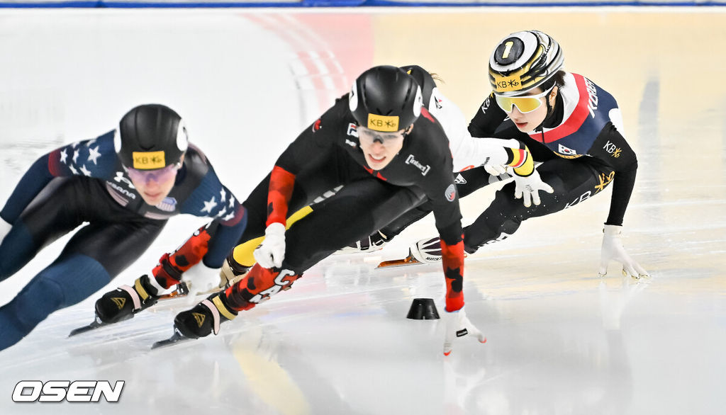 15일 서울 양천구 목동 아이스링크에서 'KB금융-ISU 쇼트트랙 월드투어 서울 대회' 가 진행됐다.2024-25 KB금융 - ISU 쇼트트랙 월드투어 서울 대회는 13일부터 15일까지 서울 목동아이스링크에서 열린다. 2025 하얼빈 동계 아시안 게임을 앞두고 마지막으로 열리는 국제대회인 이번 대회는 최민정·김길리·박지원·장성우 등 선수들이 출전한다여자 500m 결승 김길리가 4위로 레이스를 통과하고 있다. 2024.12.15 / soul1014@osen.co.kr