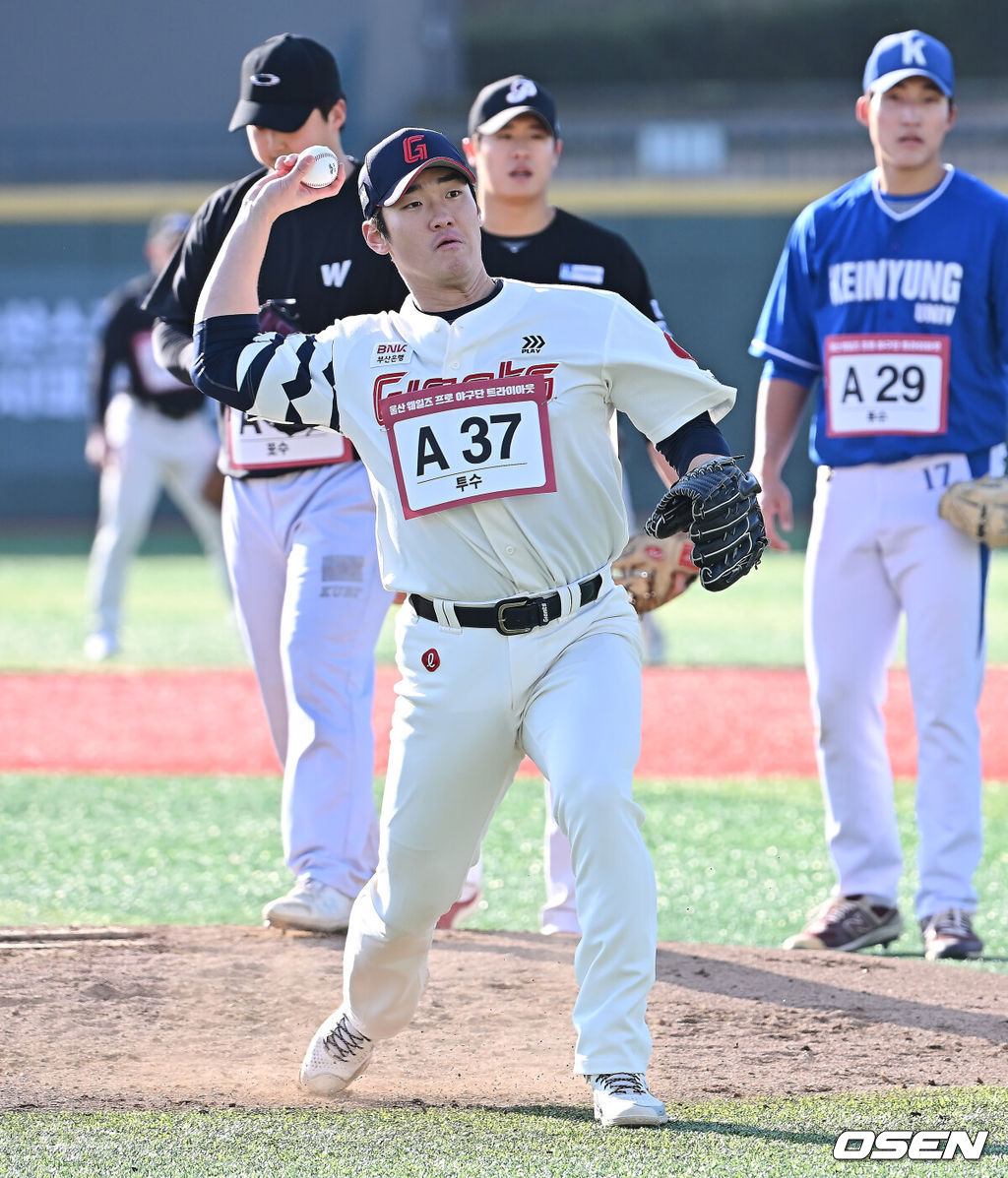 13일 울산 문수야구장에서 울산 웨일즈 트라이아웃이 열렸다. 정원 35명 모집에 무려 230명이 지원한 KBO 퓨처스리그 최초의 시민구단 울산 웨일즈는 13·14일 이틀간의 트라이아웃을 거쳐 15일 합격자를 발표한다.전 롯데 자이언츠 투수 김도규가 트라이아웃에 참가하고 있다. 2026.01.13 / foto0307@osen.co.kr