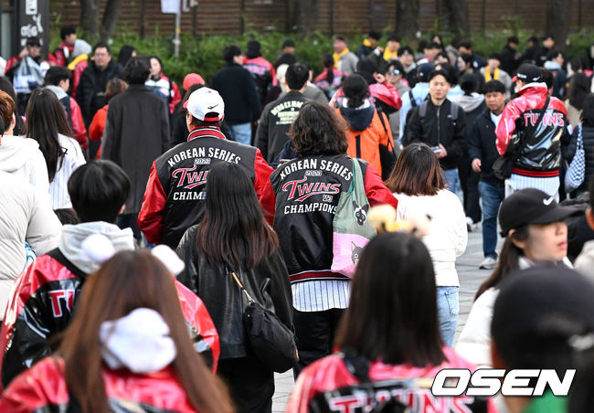 프로야구 한국시리즈 입장권이 온라인에서 최고 999만 원까지 거래되며 사회적 논란이 됐던 이른바 ‘암표 시대’를 계기로 추진된 ‘국민체육진흥법’ 개정안이 지난달 29일 국회 본회의를 통과했다. / OSEN DB