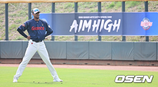 [OSEN=타이난(대만) , 이석우 기자] 프로야구 롯데 자이언츠가 2일(한국시간) 대만 타이난 아시아-태평양 국제야구센터에 스프링캠프를 차리고 구슬땀을 흘렸다.김태형 감독 등&nbsp;코치진과 투수&nbsp;20명,&nbsp;포수&nbsp;5명,&nbsp;내야수&nbsp;9명,&nbsp;외야수&nbsp;7명 등 총&nbsp;41명의 선수단이 1월 20일까지 1차 캠프에서 체력 강화와 기술 훈련을 치른 뒤 21일부터 3월 5일까지 일본 미야자키로 옮겨 2차 캠프에서 구춘리그에 참가해 실전 감각을 점검한다.롯데 엘빈 로드리게스가 훈련을 하고 있다. 2026.02.02 / foto0307@osen.co.kr
