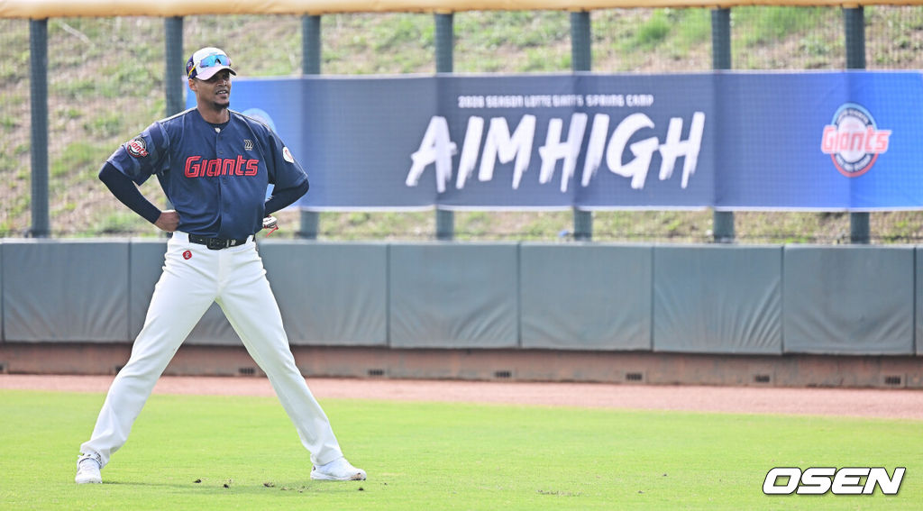 프로야구 롯데 자이언츠가 2일(한국시간) 대만 타이난 아시아-태평양 국제야구센터에 스프링캠프를 차리고 구슬땀을 흘렸다.김태형 감독 등 코치진과 투수 20명, 포수 5명, 내야수 9명, 외야수 7명 등 총 41명의 선수단이 1월 20일까지 1차 캠프에서 체력 강화와 기술 훈련을 치른 뒤 21일부터 3월 5일까지 일본 미야자키로 옮겨 2차 캠프에서 구춘리그에 참가해 실전 감각을 점검한다.롯데 엘빈 로드리게스가 훈련을 하고 있다. 2026.02.02 / foto0307@osen.co.kr