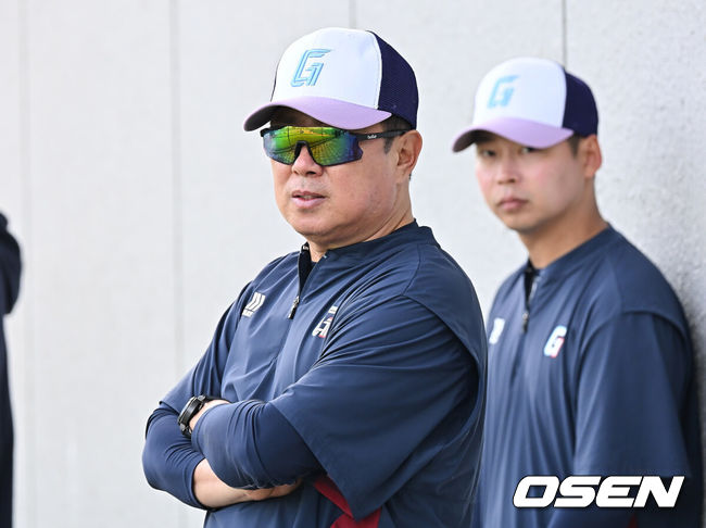 [OSEN=타이난(대만) , 이석우 기자] 프로야구 롯데 자이언츠가 31일(한국시간) 대만 타이난 아시아-태평양 국제야구센터에 스프링캠프를 차리고 구슬땀을 흘렸다.김태형 감독 등&nbsp;코치진과 투수&nbsp;20명,&nbsp;포수&nbsp;5명,&nbsp;내야수&nbsp;9명,&nbsp;외야수&nbsp;7명 등 총&nbsp;41명의 선수단이 1월 20일까지 1차 캠프에서 체력 강화와 기술 훈련을 치른 뒤 21일부터 3월 5일까지 일본 미야자키로 옮겨 2차 캠프에서 구춘리그에 참가해 실전 감각을 점검한다.롯데 김태형 감독이 새 외국인 선수 비슬리의 불펜 투구를 지켜보고 있다. 2026.01.31 / foto0307@osen.co.kr