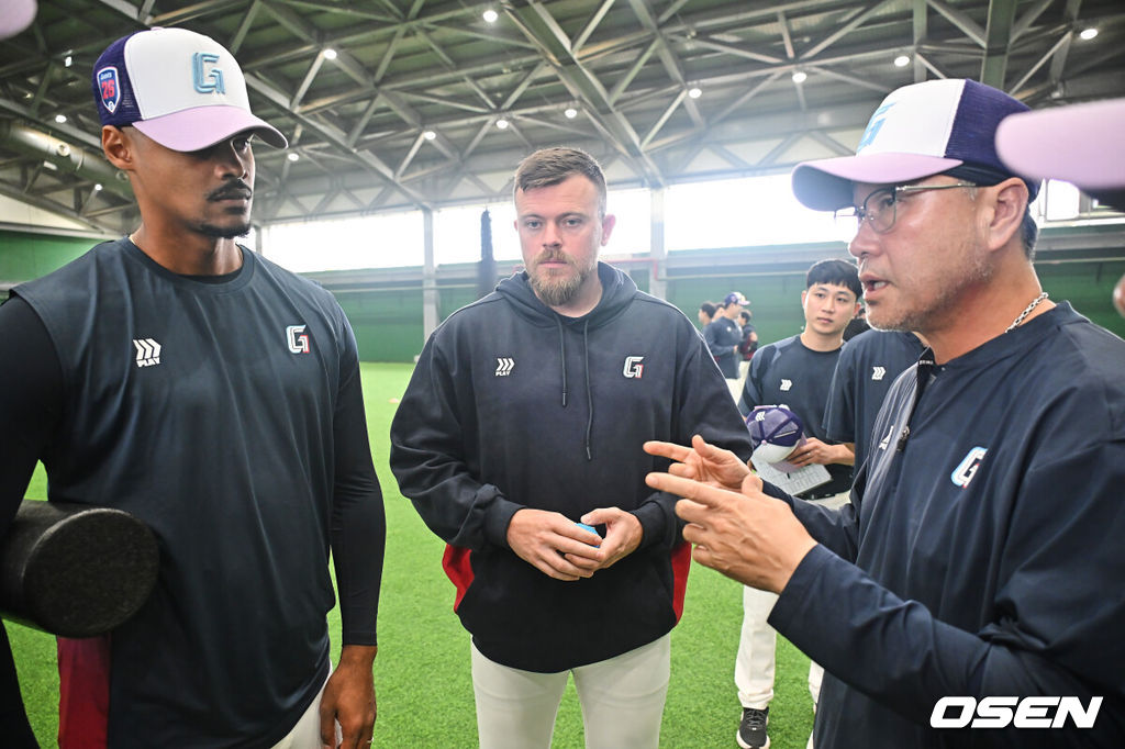프로야구 롯데 자이언츠가 31일(한국시간) 대만 타이난 아시아-태평양 국제야구센터에 스프링캠프를 차리고 구슬땀을 흘렸다.김태형 감독 등 코치진과 투수 20명, 포수 5명, 내야수 9명, 외야수 7명 등 총 41명의 선수단이 1월 20일까지 1차 캠프에서 체력 강화와 기술 훈련을 치른 뒤 21일부터 3월 5일까지 일본 미야자키로 옮겨 2차 캠프에서 구춘리그에 참가해 실전 감각을 점검한다.롯데 새 외국인 투수 로드리게스, 비슬리가 김상진 코치와 얘기하고 있다. 2026.01.31 / foto0307@osen.co.kr