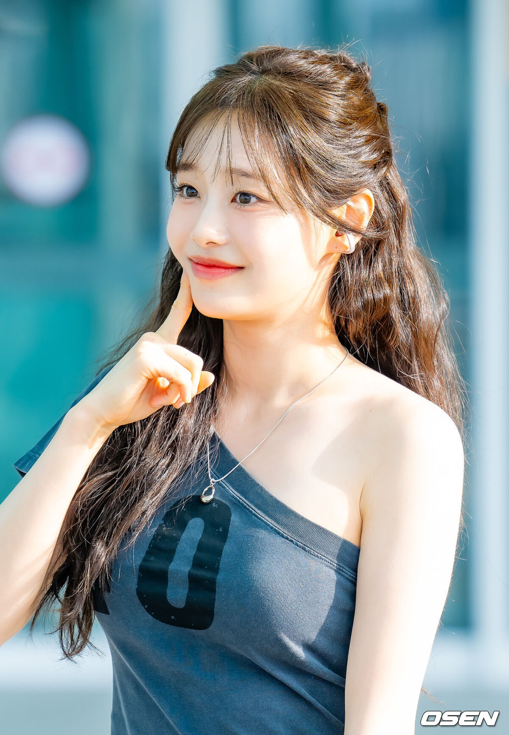 가수 츄가 9일 인천국제공항을 통해 출국했다.츄(김지우, CHUU)는 이날 웹예능 해외 촬영 차 방콕으로 출국했다.츄가 출국길에 포즈를 취하고 있다. 2025.09.09 / rumi@osen.co.kr