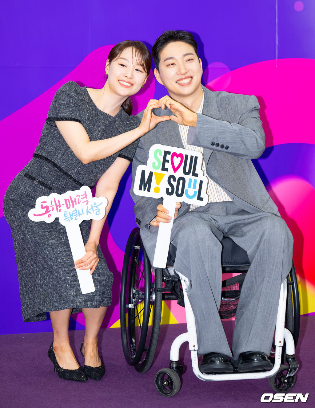 17일 오전 서울 중구 서울특별시청에서 ‘2025 서울특별시 홍보대사 위촉식-서울, 빛으로 그리는 꿈 : 동행하는 서울의 빛’ 행사가 열렸다. 이날 위촉식에는 배우 김석훈, 유튜버 박위, 피아니스트 선우예권, 개그맨 엄지윤, 가수 송지은, 엔하이픈, 하츠투하츠가 참석했다. 유튜버 박위, 가수 송지은 부부가 포즈를 취하고 있다. 2025.06.17 / ksl0919@osen.co.kr