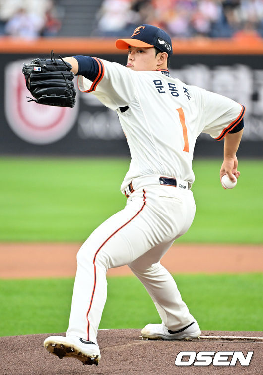 [OSEN=대전, 민경훈 기자] 27일 오후 대전 한화생명볼파크에서 2025 신한 SOL Bank KBO리그&nbsp;한화 이글스와&nbsp;LG 트윈스의 경기가 열렸다.한화는&nbsp;문동주, LG는&nbsp;톨허스트를 선발 투수로 내세웠다.한화 선발 문동주가 힘차게 공을 뿌리고 있다. 2025.09.27 /rumi@osen.co.kr