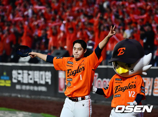 [OSEN=대전, 지형준 기자] 프로야구 한화 이글스가 첫 판을 승리하고, 한국시리즈 진출 확률 76.5%를 잡았다.&nbsp;한화는&nbsp;18일 대전 한화생명볼파크에서 열린 2025 KBO리그 플레이오프(5전 3선승제) 1차전 삼성 라이온즈와 경기에서 9-8&nbsp;재역전 승리를 거뒀다.&nbsp;예상과 달리 난타전이었고, 한화는 15안타를 몰아쳤다.&nbsp;선발 폰세는 6이닝 7피안타(1피홈런) 1볼넷 8탈삼진 6실점(5자책)으로 부진했으나 승리 투수가 됐다. 문동주가 7회 구원투수로 등판해 2이닝 1피안타 4탈삼진 무실점으로 잘 던졌다. 마무리 김서현은 9회 등판해 홈런 등 2점을 허용하고 교체됐다. 김범수가 세이브를 기록했다.&nbsp;플레이오프 1차전 MVP에 선정된 한화 문동주가 기뻐하고 있다. 2025.10.18 /jpnews@osen.co.kr