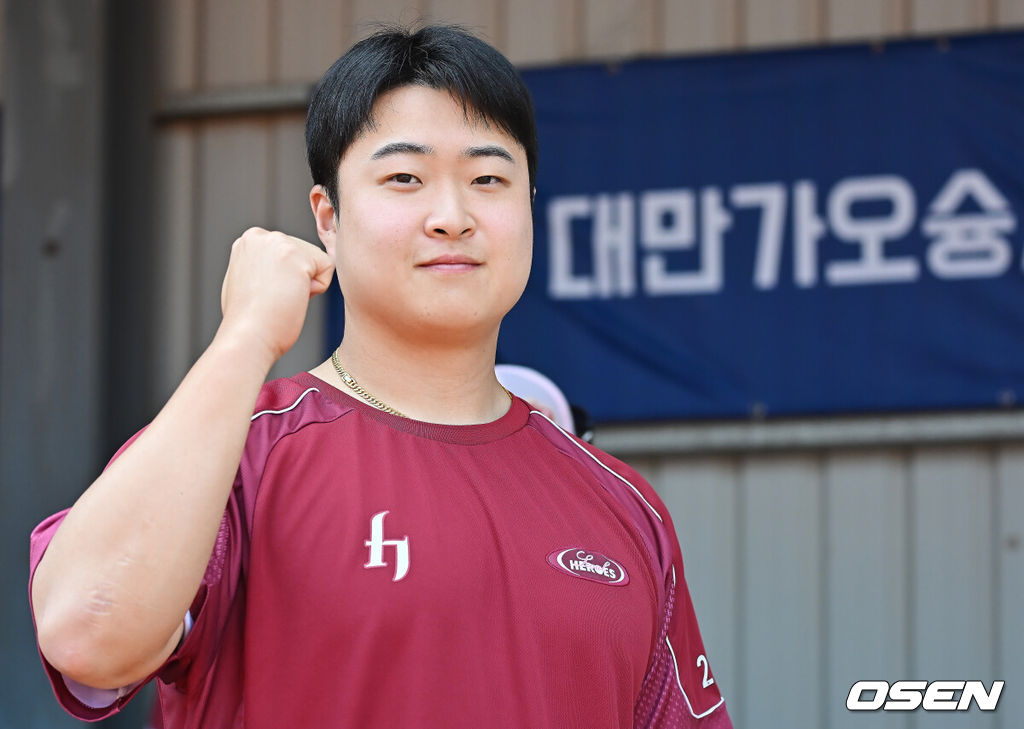 프로야구 키움 히어로즈가 3일(한국시간) 대만 가오슝 국경칭푸야구장에 스프링캠프를 차리고 구슬땀을 흘렸다.키움 히어로즈는 설종진 감독 등 코치진 12명과 선수 48명을 합쳐 총 60명이 참가해 지난달 22일부터 3월 7일까지 45일간 대만 가오슝 국경칭푸야구장에서 전지 훈련을 치르고 있다. 키움 김재웅이 인터뷰에서 포즈를 취하고 있다. / foto0307@osen.co.kr