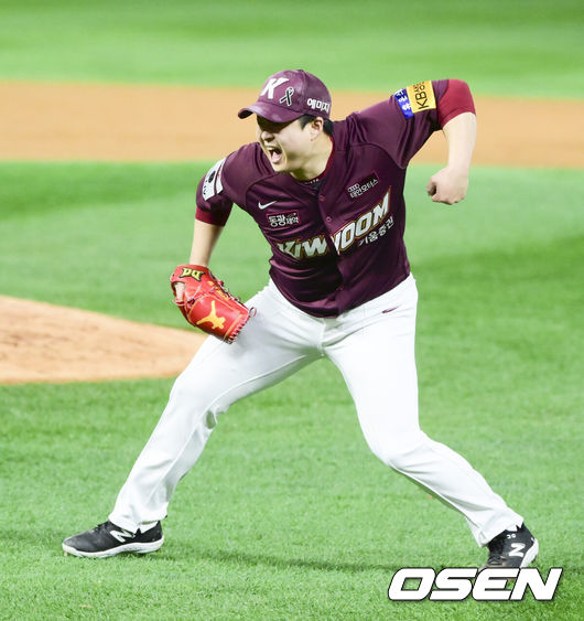 [OSEN=인천,박준형 기자] 키움이 SSG에 짜릿한 역전승을 거뒀다.키움은 1일 인천&nbsp;SSG랜더스필드에서 열린 키움과&nbsp;2022 한국시리즈(7전4선승제) 1차전에서 연장 접전 끝에 7-6으로 승리했다.경기종료 후 키움 김재웅이 환호하고 있다.  2022.11.01 / soul1014@osen.co.kr