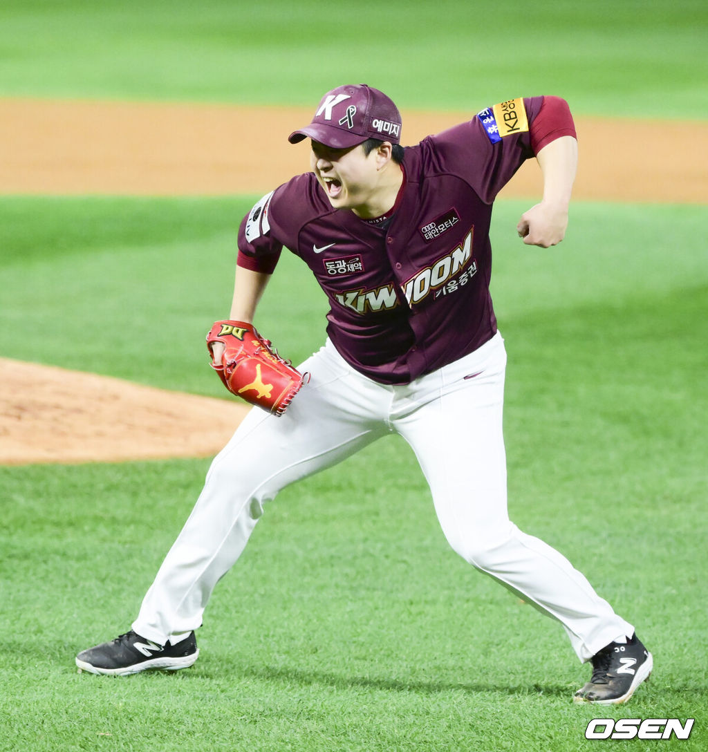 키움이 SSG에 짜릿한 역전승을 거뒀다.키움은 1일 인천 SSG랜더스필드에서 열린 키움과 2022 한국시리즈(7전4선승제) 1차전에서 연장 접전 끝에 7-6으로 승리했다.경기종료 후 키움 김재웅이 환호하고 있다.  2022.11.01 / soul1014@osen.co.kr