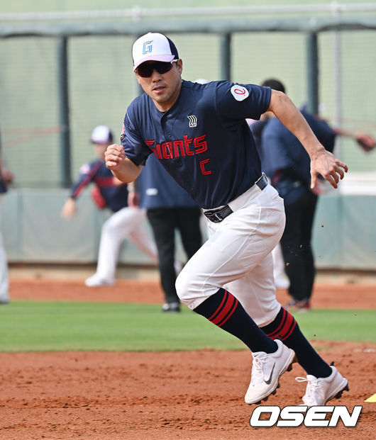 [OSEN=타이난(대만) , 이석우 기자] 프로야구 롯데 자이언츠가 31일(한국시간) 대만 타이난 아시아-태평양 국제야구센터에 스프링캠프를 차리고 구슬땀을 흘렸다.김태형 감독 등&nbsp;코치진과 투수&nbsp;20명,&nbsp;포수&nbsp;5명,&nbsp;내야수&nbsp;9명,&nbsp;외야수&nbsp;7명 등 총&nbsp;41명의 선수단이 1월 20일까지 1차 캠프에서 체력 강화와 기술 훈련을 치른 뒤 21일부터 3월 5일까지 일본 미야자키로 옮겨 2차 캠프에서 구춘리그에 참가해 실전 감각을 점검한다.롯데 전준우가 훈련을 하고 있다. 2026.01.31 / foto0307@osen.co.kr