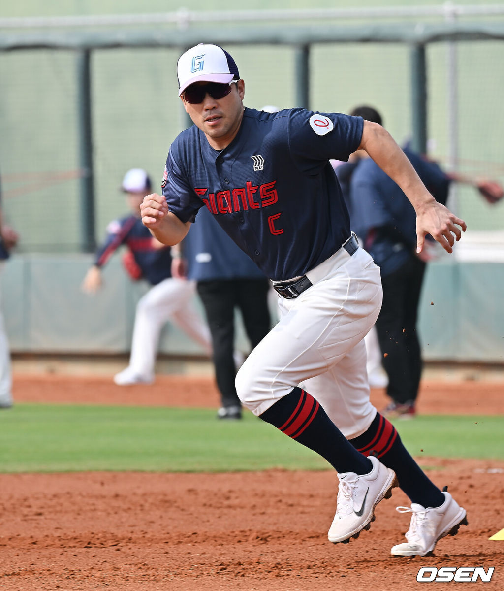 프로야구 롯데 자이언츠가 31일(한국시간) 대만 타이난 아시아-태평양 국제야구센터에 스프링캠프를 차리고 구슬땀을 흘렸다.김태형 감독 등 코치진과 투수 20명, 포수 5명, 내야수 9명, 외야수 7명 등 총 41명의 선수단이 1월 20일까지 1차 캠프에서 체력 강화와 기술 훈련을 치른 뒤 21일부터 3월 5일까지 일본 미야자키로 옮겨 2차 캠프에서 구춘리그에 참가해 실전 감각을 점검한다.롯데 전준우가 훈련을 하고 있다. 2026.01.31 / foto0307@osen.co.kr