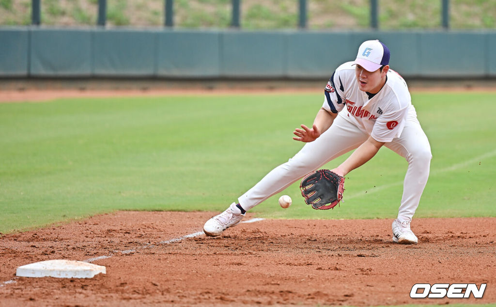 프로야구 롯데 자이언츠가 1일(한국시간) 대만 타이난 아시아-태평양 국제야구센터에 스프링캠프를 차리고 구슬땀을 흘렸다.김태형 감독 등 코치진과 투수 20명, 포수 5명, 내야수 9명, 외야수 7명 등 총 41명의 선수단이 1월 20일까지 1차 캠프에서 체력 강화와 기술 훈련을 치른 뒤 21일부터 3월 5일까지 일본 미야자키로 옮겨 2차 캠프에서 구춘리그에 참가해 실전 감각을 점검한다.롯데 나승엽이 3루 수비훈련을 하고 있다. 2026.02.01 / foto0307@osen.co.kr