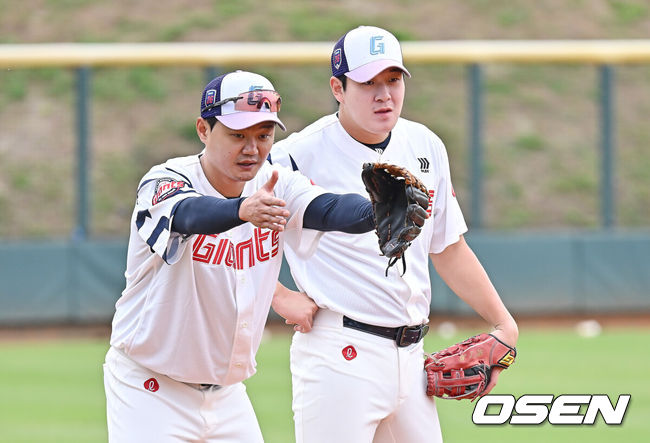 [OSEN=타이난(대만) , 이석우 기자] 프로야구 롯데 자이언츠가 1일(한국시간) 대만 타이난 아시아-태평양 국제야구센터에 스프링캠프를 차리고 구슬땀을 흘렸다.김태형 감독 등&nbsp;코치진과 투수&nbsp;20명,&nbsp;포수&nbsp;5명,&nbsp;내야수&nbsp;9명,&nbsp;외야수&nbsp;7명 등 총&nbsp;41명의 선수단이 1월 20일까지 1차 캠프에서 체력 강화와 기술 훈련을 치른 뒤 21일부터 3월 5일까지 일본 미야자키로 옮겨 2차 캠프에서 구춘리그에 참가해 실전 감각을 점검한다.롯데 나승엽과 손호영이 3루 수비 훈련을 하고 있다. 2026.02.01 / foto0307@osen.co.kr