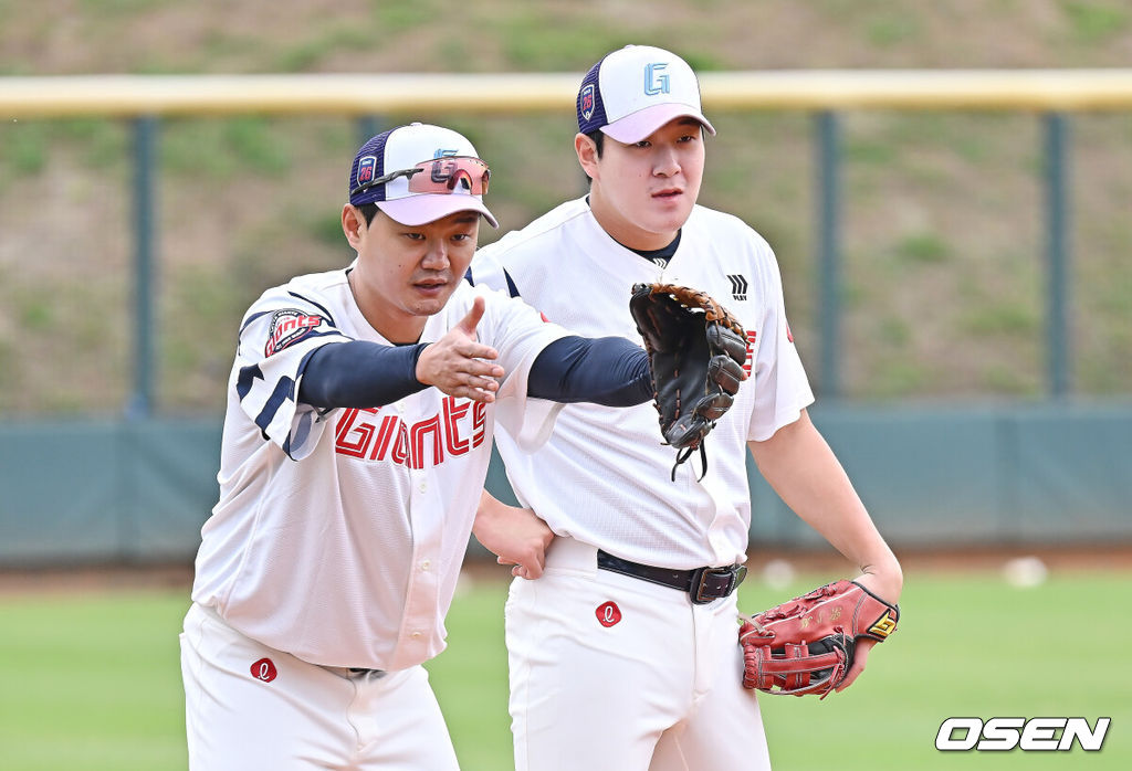 프로야구 롯데 자이언츠가 1일(한국시간) 대만 타이난 아시아-태평양 국제야구센터에 스프링캠프를 차리고 구슬땀을 흘렸다.김태형 감독 등 코치진과 투수 20명, 포수 5명, 내야수 9명, 외야수 7명 등 총 41명의 선수단이 1월 20일까지 1차 캠프에서 체력 강화와 기술 훈련을 치른 뒤 21일부터 3월 5일까지 일본 미야자키로 옮겨 2차 캠프에서 구춘리그에 참가해 실전 감각을 점검한다.롯데 나승엽과 손호영이 3루 수비 훈련을 하고 있다. 2026.02.01 / foto0307@osen.co.kr