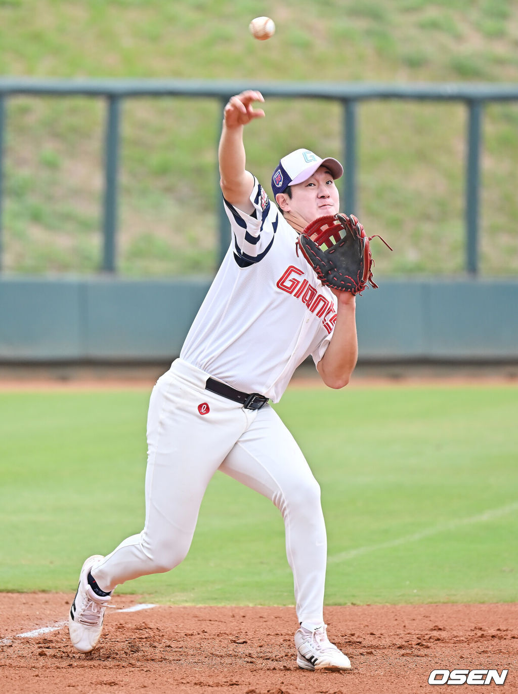 프로야구 롯데 자이언츠가 1일(한국시간) 대만 타이난 아시아-태평양 국제야구센터에 스프링캠프를 차리고 구슬땀을 흘렸다.김태형 감독 등 코치진과 투수 20명, 포수 5명, 내야수 9명, 외야수 7명 등 총 41명의 선수단이 1월 20일까지 1차 캠프에서 체력 강화와 기술 훈련을 치른 뒤 21일부터 3월 5일까지 일본 미야자키로 옮겨 2차 캠프에서 구춘리그에 참가해 실전 감각을 점검한다.롯데 나승엽이 3루 수비훈련을 하고 있다. 2026.02.01 / foto0307@osen.co.kr