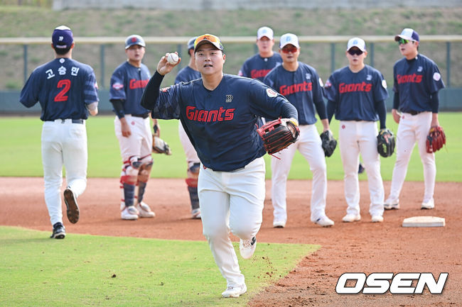 [OSEN=타이난(대만) , 이석우 기자] 프로야구 롯데 자이언츠가 2일(한국시간) 대만 타이난 아시아-태평양 국제야구센터에 스프링캠프를 차리고 구슬땀을 흘렸다.김태형 감독 등&nbsp;코치진과 투수&nbsp;20명,&nbsp;포수&nbsp;5명,&nbsp;내야수&nbsp;9명,&nbsp;외야수&nbsp;7명 등 총&nbsp;41명의 선수단이 1월 20일까지 1차 캠프에서 체력 강화와 기술 훈련을 치른 뒤 21일부터 3월 5일까지 일본 미야자키로 옮겨 2차 캠프에서 구춘리그에 참가해 실전 감각을 점검한다.롯데 한동희가 수비 훈련을 하고 있다. 2026.02.02 / foto0307@osen.co.kr