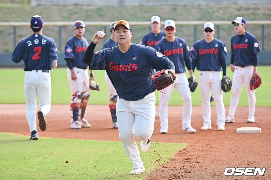 프로야구 롯데 자이언츠가 2일(한국시간) 대만 타이난 아시아-태평양 국제야구센터에 스프링캠프를 차리고 구슬땀을 흘렸다.김태형 감독 등 코치진과 투수 20명, 포수 5명, 내야수 9명, 외야수 7명 등 총 41명의 선수단이 1월 20일까지 1차 캠프에서 체력 강화와 기술 훈련을 치른 뒤 21일부터 3월 5일까지 일본 미야자키로 옮겨 2차 캠프에서 구춘리그에 참가해 실전 감각을 점검한다.롯데 한동희가 수비 훈련을 하고 있다. 2026.02.02 / foto0307@osen.co.kr