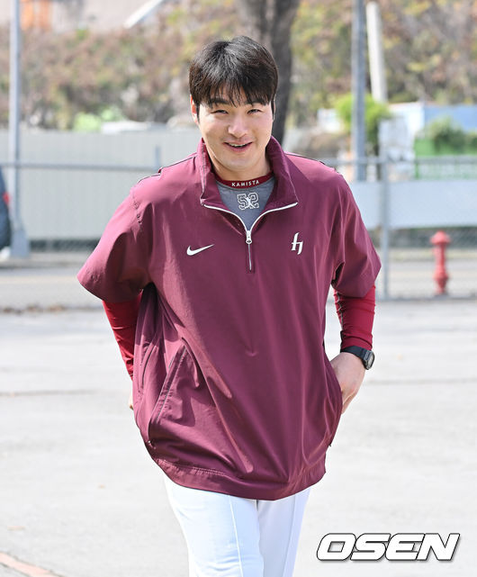 [OSEN=가오슝(대만) , 이석우 기자] 프로야구 키움 히어로즈가 3일(한국시간) 대만 가오슝 국경칭푸야구장에 스프링캠프를 차리고 구슬땀을 흘렸다.키움 히어로즈는 설종진 감독 등 코치진 12명과 선수 48명을 합쳐 총 60명이 참가해 지난달 22일부터 3월 7일까지 45일간 대만 가오슝 국경칭푸야구장에서 전지 훈련을 치르고 있다. 키움 박병호 코치가 훈련장에 도착하고 있다. / foto0307@osen.co.kr