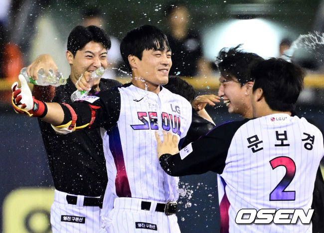 [OSEN=잠실, 조은정 기자] 미리보는 한국시리즈다웠다. 프로야구 LG 트윈스가 한화 이글스 상대로&nbsp;짜릿한 끝내기 승리로 1위 자리를 지켰다.&nbsp;LG는 8일 서울 잠실구장에서 열린 2025 KBO리그 한화와&nbsp;경기에 2-1로 승리했다. 연장 10회말 끝내기 승리. 이로써 1위 LG는 2위 한화를 2경기 차이로 따돌렸다.&nbsp;연장 10회말 1사 만루 LG 천성호가 끝내기 안타를 날린 뒤 기뻐하고 있다.  2025.08.08 /cej@osen.co.kr
