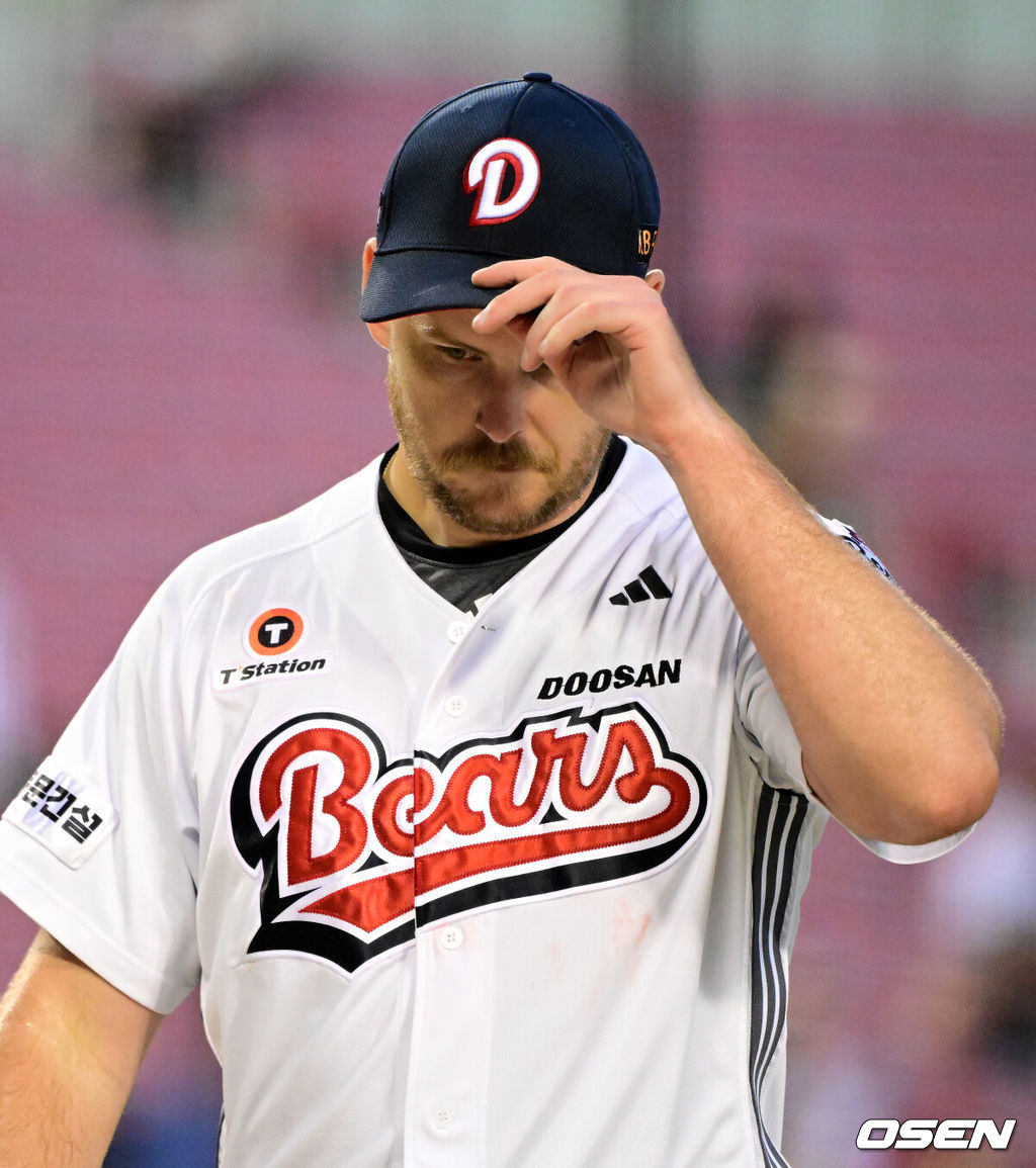 12일 서울 잠실구장에서 ‘2025 신한 SOL Bank KBO리그’ 두산 베어스와 NC 다이노스의 경기가 열렸다.두산은 콜어빈, NC는 김녹원이 선발로 나섰다.3회초 수비를 마친 두산 콜어빈이 아쉬워하고 있다. 2025.08.12 / jpnews@osen.co.kr