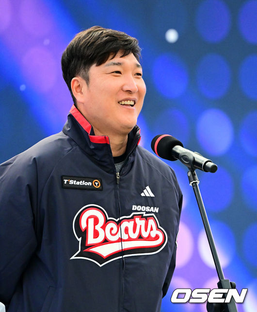 [OSEN=잠실, 지형준 기자] 프로야구 두산 베어스가 23일 오후 서울 잠실야구장에서 ‘2025&nbsp;곰들의 모임’을 개최했다.곰들의 모임은 한 시즌 동안 변함없는 응원을 보내준 최강&nbsp;10번타자 팬들에게 감사의 마음을 전하기 위해 마련된 팬 페스티벌이다.이진영 코치가 인사를 하고 있다. 2025.11.23 /jpnews@osen.co.kr
