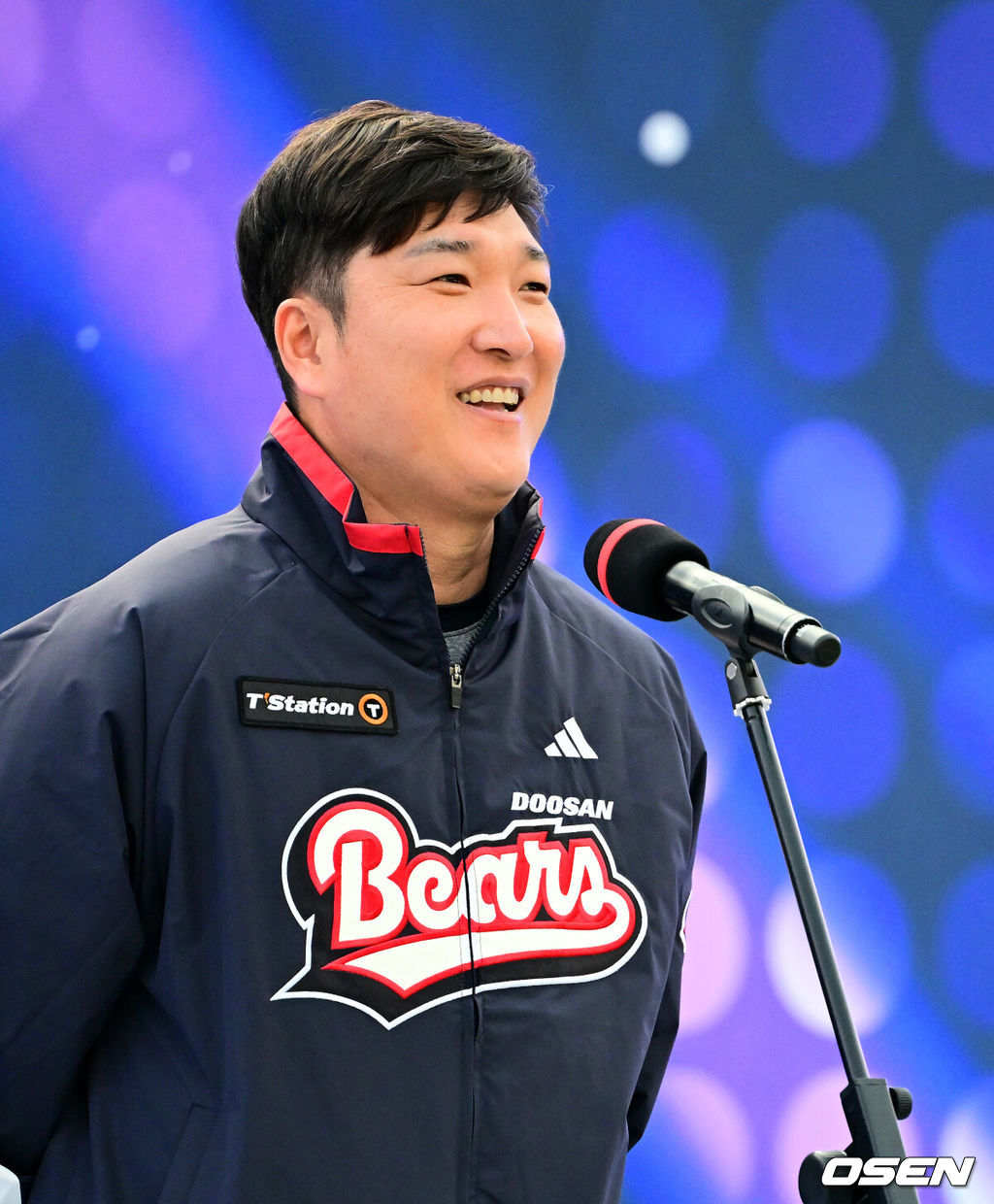 프로야구 두산 베어스가 23일 오후 서울 잠실야구장에서 ‘2025 곰들의 모임’을 개최했다.곰들의 모임은 한 시즌 동안 변함없는 응원을 보내준 최강 10번타자 팬들에게 감사의 마음을 전하기 위해 마련된 팬 페스티벌이다.이진영 코치가 인사를 하고 있다. 2025.11.23 /jpnews@osen.co.kr