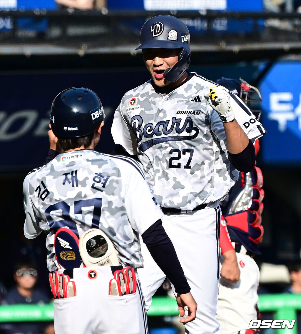 6일 오후 서울 잠실구장에서 ‘2025 신한 SOL Bank KBO리그’ 두산 베어스와 롯데 자이언츠의 경기가 열렸다.이날 두산은 잭로그, 롯데는 나균안을 선발로 내세웠다.2회말 1사에서 두산 김대한이 좌월 솔로포를 날리며 김재현 코치와 기뻐하고 있다. 2025.06.06 /jpnews@osen.co.kr