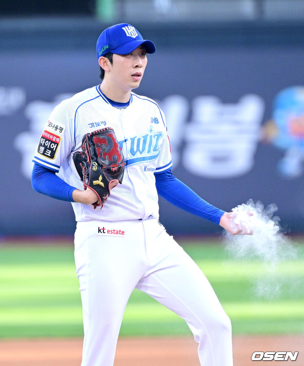 12일 경기도 수원 KT위즈파크에서 ‘2025 신한 SOL Bank KBO리그’ KT 위즈와 LG 트윈스의 경기가 열렸다.홈팀 KT는 오원석, 방문팀 LG는 앤더스 톨허스트를 선발로 내세웠다.1회초 KT 선발 오원석이 투구를 준비하며 로진을 쥐고 있다. 2025.08.12 / dreamer@osen.co.kr
