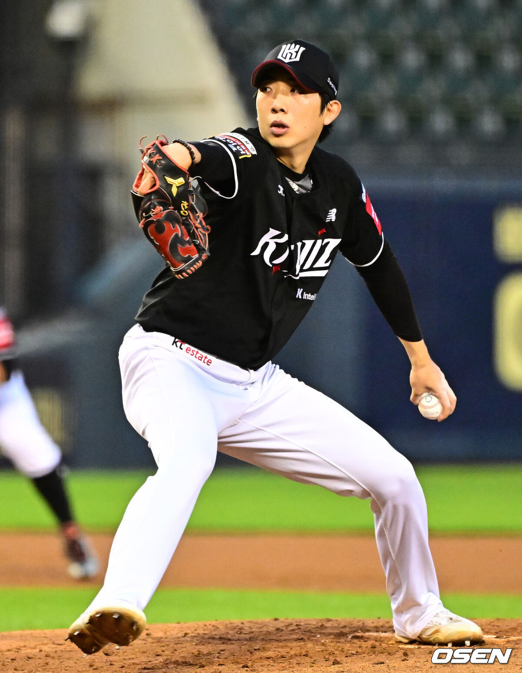 4일 오후 서울 잠실구장에서 ‘2025 신한 SOL Bank KBO리그’ 두산 베어스와 KT 위즈의 경기가 열렸다.두산은 잭로그, KT는 오원석이 선발로 나섰다.1회말 KT 오원석이 역투하고 있다. 2025.07.04 /jpnews@osen.co.kr