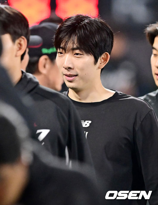 [OSEN=수원, 민경훈 기자] 3일 오후 수원 KT위즈파크에서 ‘2025 신한 SOL Bank KBO리그’ KT 위즈와 키움 히어로즈의 경기가 열렸다. 이 경기에서 KT는 키움에 9-0 완승을 거뒀다. 시즌 첫 4번 타자로 나선 안현민이 4타수 2안타 2타점으로 뜨거운 타격감을 이어갔고,&nbsp;선발투수 오원석은 6회 1사까지 노히터로 막는 등 6이닝 5탈삼진 무실점 호투로&nbsp;시즌 4승째를 올렸다.&nbsp;경기를 마치고 KT 승리투수 오원석이 하이파이브를 하고 있다.  2025.05.03 / rumi@osen.co.kr