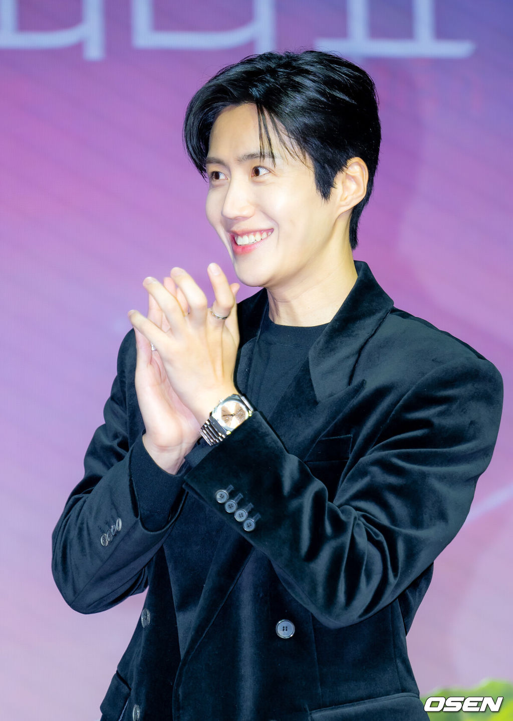 13일 오후 서울 강남구 조선 팰리스 서울 강남 더 그레이트 홀에서 넷플릭스 시리즈 '이 사랑 통역 되나요?' 제작발표회가 열렸다.다중언어 통역사 주호진(김선호)이 글로벌 톱스타 차무희(고윤정)의 통역을 맡게 되면서 펼쳐지는 예측불가 로맨틱 코미디. 오는 16일 공개 예정.배우 김선호가 무대 위에서 박수를 치고 있다. 2026.01.13 / rumi@osen.co.kr