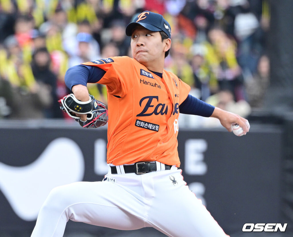 29일 오후 대전 한화생명 볼파크에서 ‘2025 신한 SOL Bank KBO리그’ 한화 이글스와 KIA 타이거즈의 경기가 열렸다.홈팀 한화는 라이언 와이스, 방문팀 KIA는 양현종을 선발로 내세웠다.6회초 마운드에 오른 한화 권민규가 힘차게 공을 뿌리고 있다. 2025.03.29 / dreamer@osen.co.kr