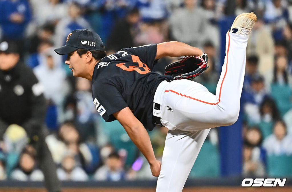 4일 대구삼성라이온즈파크에서 2025 신한 SOL 뱅크 KBO 리그 삼성 라이온즈와 한화 이글스의 경기가 열렸다. 홈팀 삼성은 원태인이, 방문팀 한화는 와이스가 선발 출전했다. 한화 이글스 권민규가 역투하고 있다. 2025.04.04 / foto0307@osen.co.kr