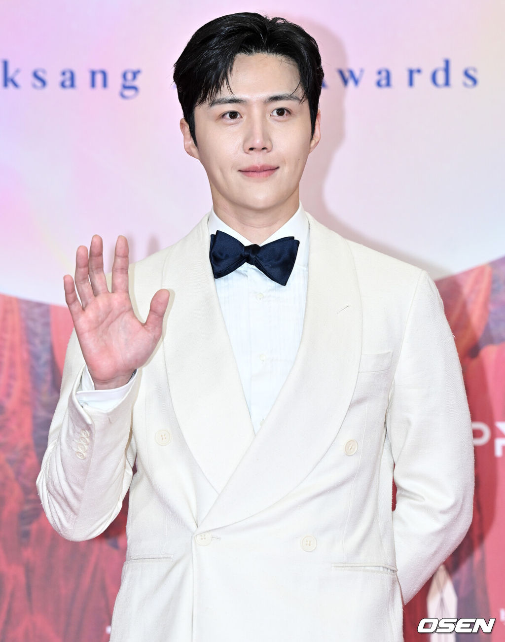 제 60회 백상예술대상 레드카펫 행사가 7일 서울 강남구 코엑스에서 열렸다.'60회 백상예술대상’에는 지난 1년간 TV·영화·연극 분야에서 활약한 대중문화 예술계 종사자들이 총출동한다. 지난해에 이어 관객과 함께 즐기는 축제의 장이다. 백상만의 품격 있는 시상식으로 관객들의 눈과 귀를 즐겁게 할 예정이다. 올해도 신동엽·수지·박보검이 MC를 맡아 믿고 보는 진행력을 자랑한다. 배우 김선호가 레드카펫을 밟고 있다. 2024.05.07 /cej@osen.co.kr