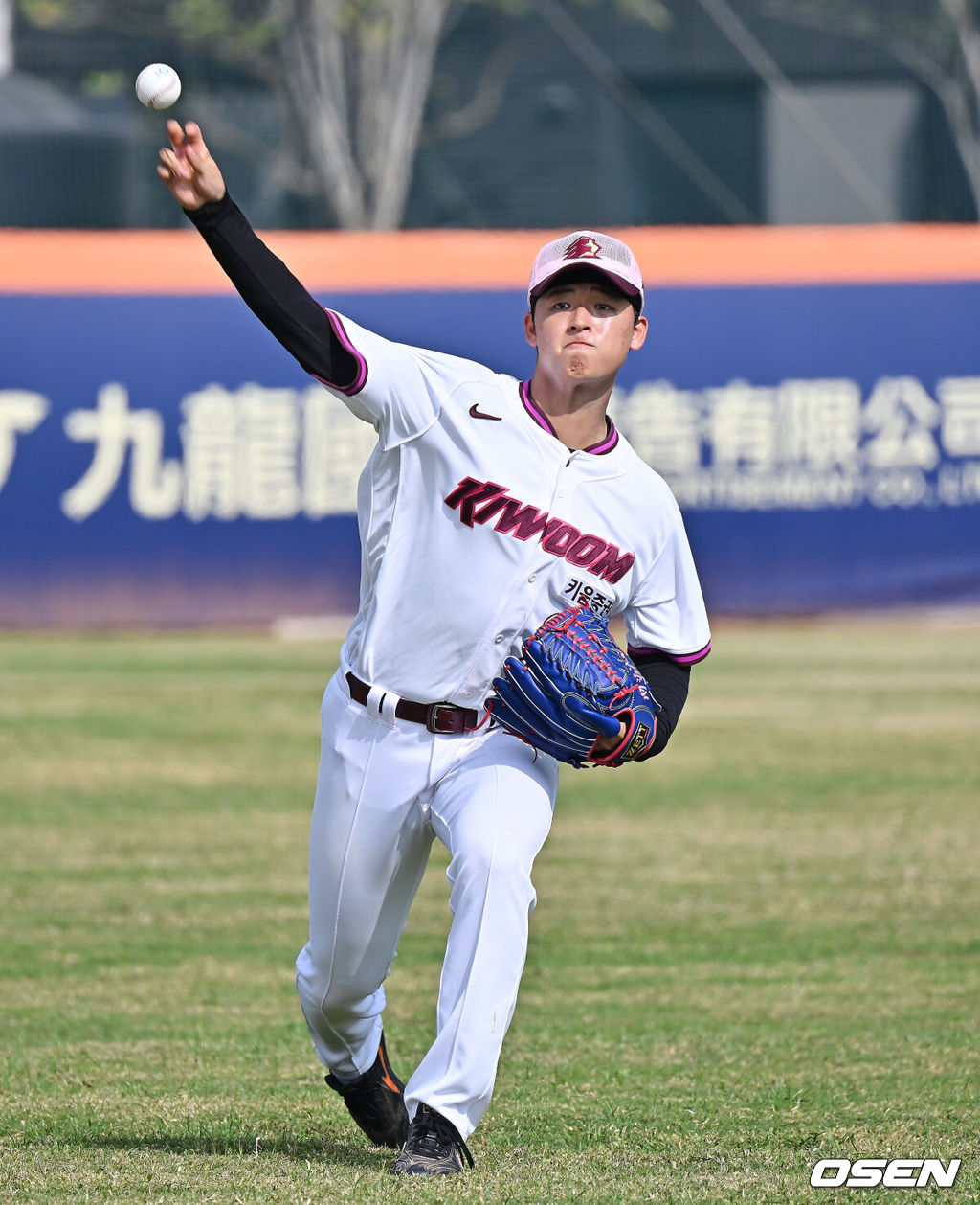 프로야구 키움 히어로즈가 3일(한국시간) 대만 가오슝 국경칭푸야구장에 스프링캠프를 차리고 구슬땀을 흘렸다.키움 히어로즈는 설종진 감독 등 코치진 12명과 선수 48명을 합쳐 총 60명이 참가해 지난달 22일부터 3월 7일까지 45일간 대만 가오슝 국경칭푸야구장에서 전지 훈련을 치르고 있다. 키움 박준현이 훈련을 하고 있다. / foto0307@osen.co.kr