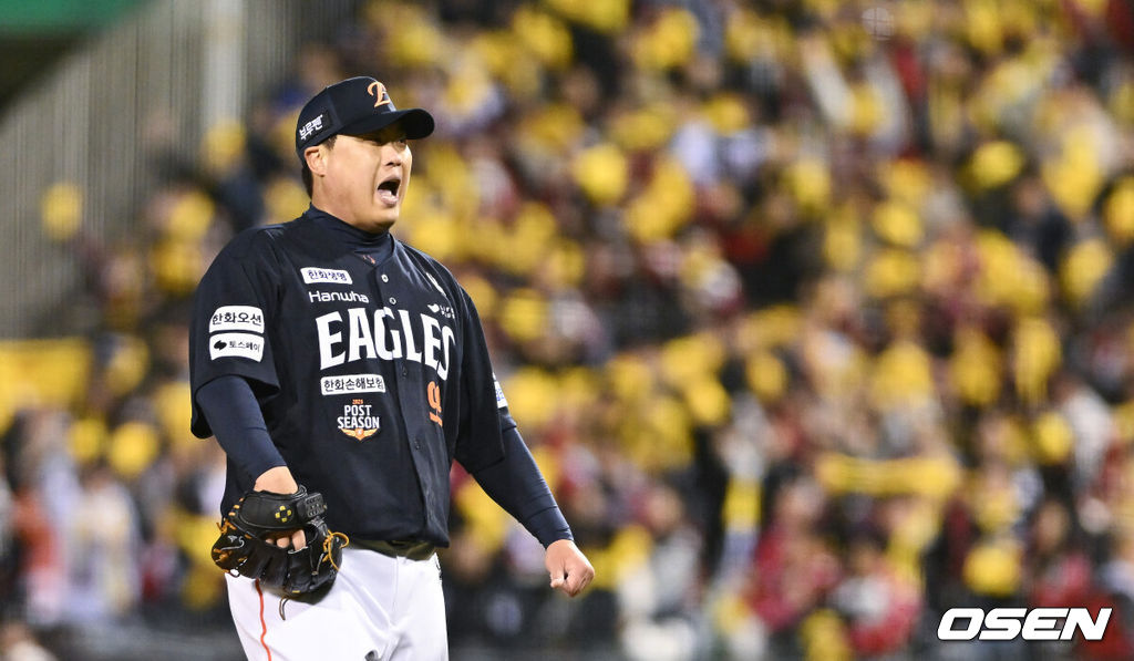 27일 오후 서울 잠실야구장에서 2025 신한 SOL Bank KBO리그 포스트시즌 한국시리즈 2차전 LG 트윈스와 한화 이글스의 경기가 열렸다.LG는 임찬규, 한화는 류현진을 선발 투수로 내세웠다. 2회말 LG 오지환에게 볼넷 허용하며 만루 위기를 맞은 한화 선발투수 류현진이 아쉬워하고 있다. 2025.10.27 / soul1014@osen.co.kr