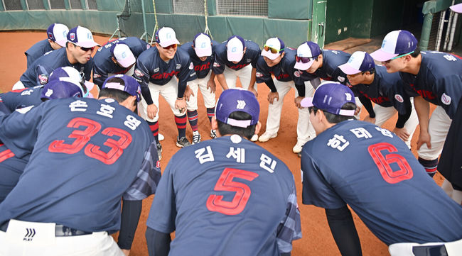 [OSEN=타이난(대만) , 이석우 기자] 프로야구 롯데 자이언츠가 2일(한국시간) 대만 타이난 아시아-태평양 국제야구센터에 스프링캠프를 차리고 구슬땀을 흘렸다.김태형 감독 등&nbsp;코치진과 투수&nbsp;20명,&nbsp;포수&nbsp;5명,&nbsp;내야수&nbsp;9명,&nbsp;외야수&nbsp;7명 등 총&nbsp;41명의 선수단이 1월 20일까지 1차 캠프에서 체력 강화와 기술 훈련을 치른 뒤 21일부터 3월 5일까지 일본 미야자키로 옮겨 2차 캠프에서 구춘리그에 참가해 실전 감각을 점검한다.롯데 선수들이 훈련 시작전 구호를 외치고 있다. 2026.02.02 / foto0307@osen.co.kr