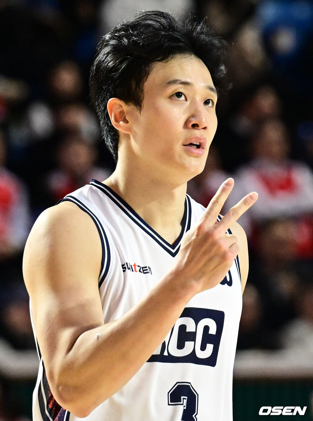 2일 서울 잠실학생체육관에서 2025-2026 LG전자 프로농구 서울 SK와 부산 KCC의 경기가 열렸다.SK는 4위(22승 14패), 부산 KCC는 6위(18승 18패)를 기록중이다.4쿼터 KCC 허웅이 3점슛을 성공한 뒤 기뻐하고 있다. 2026.02.02 /cej@osen.co.kr