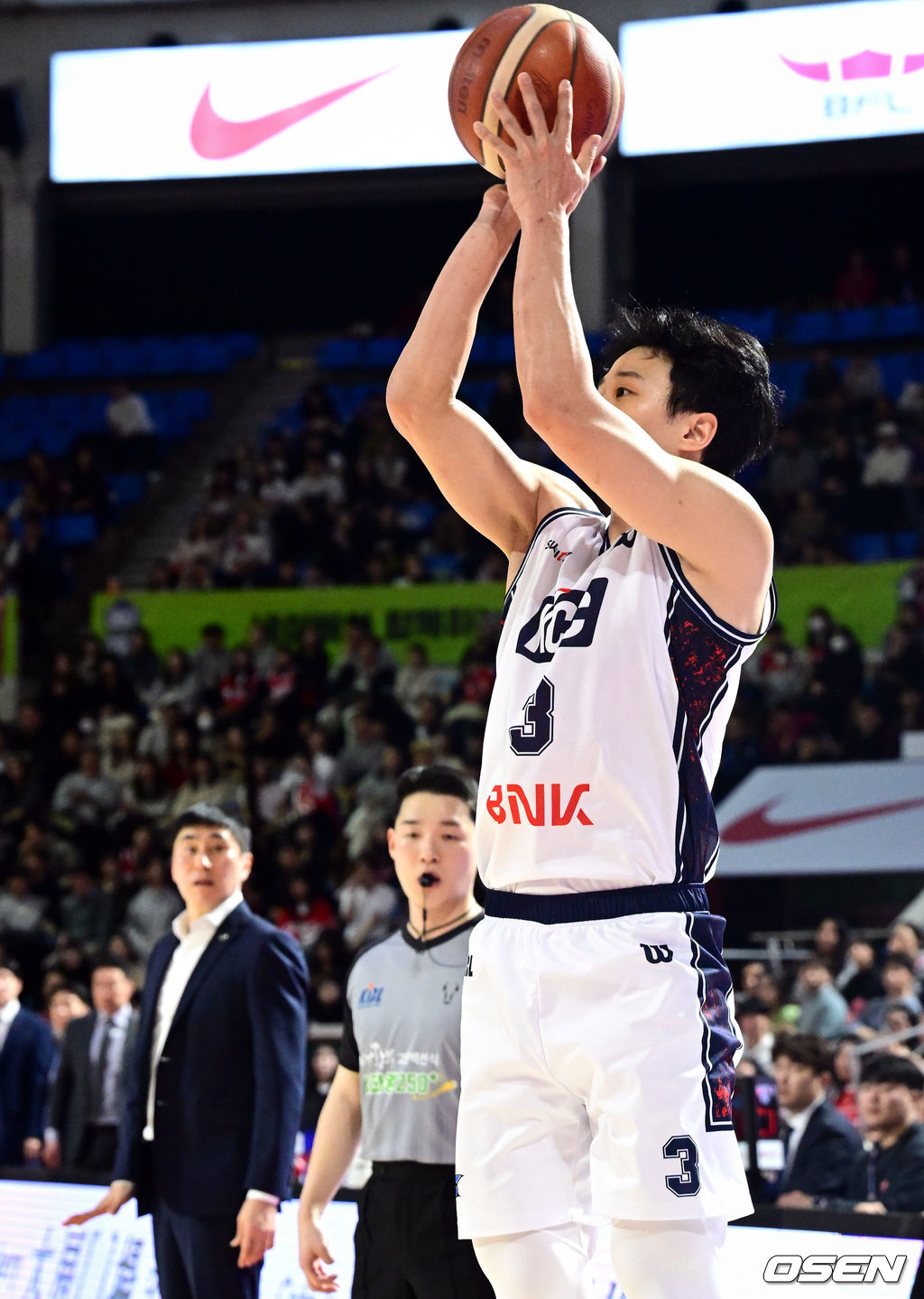 2일 서울 잠실학생체육관에서 2025-2026 LG전자 프로농구 서울 SK와 부산 KCC의 경기가 열렸다.SK는 4위(22승 14패), 부산 KCC는 6위(18승 18패)를 기록중이다.2쿼터 KCC 허웅이 3점슛을 성공하고 있다. 2026.02.02 /cej@osen.co.kr