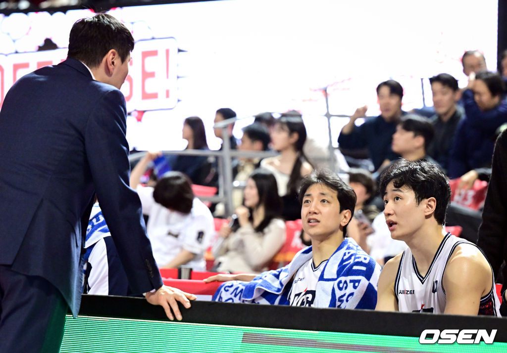 2일 서울 잠실학생체육관에서 2025-2026 LG전자 프로농구 서울 SK와 부산 KCC의 경기가 열렸다.SK는 4위(22승 14패), 부산 KCC는 6위(18승 18패)를 기록중이다.4쿼터 KCC 허웅이 3점슛 13개, 45득점을 넣은 뒤 교체됐다. 이상민 감독과 대화를 나눈느 허웅(오른쪽). 2026.02.02 /cej@osen.co.kr