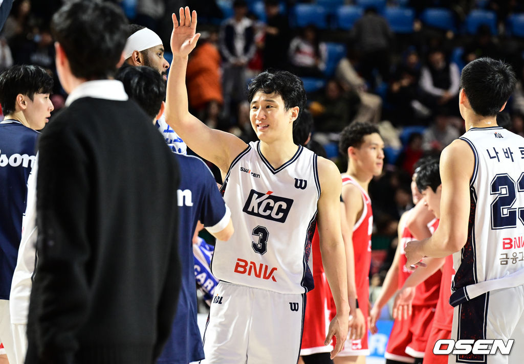 2일 서울 잠실학생체육관에서 2025-2026 LG전자 프로농구 서울 SK와 부산 KCC의 경기가 열렸다.이날 KCC는 허웅의 한 경기 개인 최다 득점 기록(51점)에 힘입어 서울SK를 118-77로 이겼다.KCC 허웅이 승리를 기뻐하고 있다. 2026.02.02 /cej@osen.co.kr