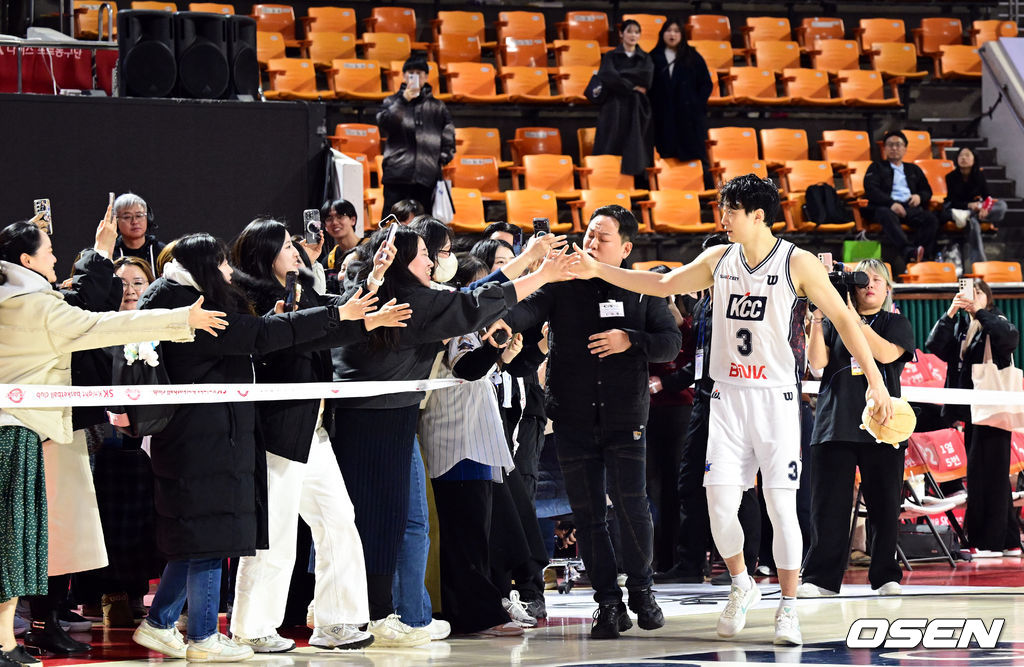 2일 서울 잠실학생체육관에서 2025-2026 LG전자 프로농구 서울 SK와 부산 KCC의 경기가 열렸다.이날 KCC는 허웅의 한 경기 개인 최다 득점 기록(51점)에 힘입어 서울SK를 118-77로 이겼다.KCC 허웅이 팬들과 승리를 기뻐하고 있다. 2026.02.02 /cej@osen.co.kr